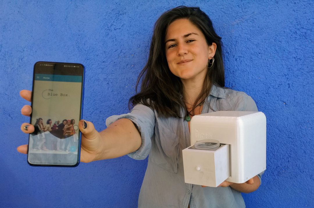 Judit Giró amb un prototip de The Blue Box Judit Giró amb un prototip de The Blue Box