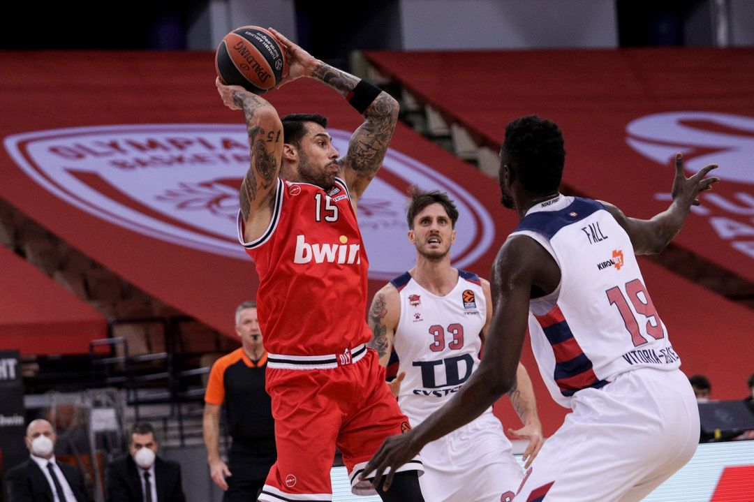 Printezis defendido por Fall y Polonara. Printezis defendido por Fall y Polonara.