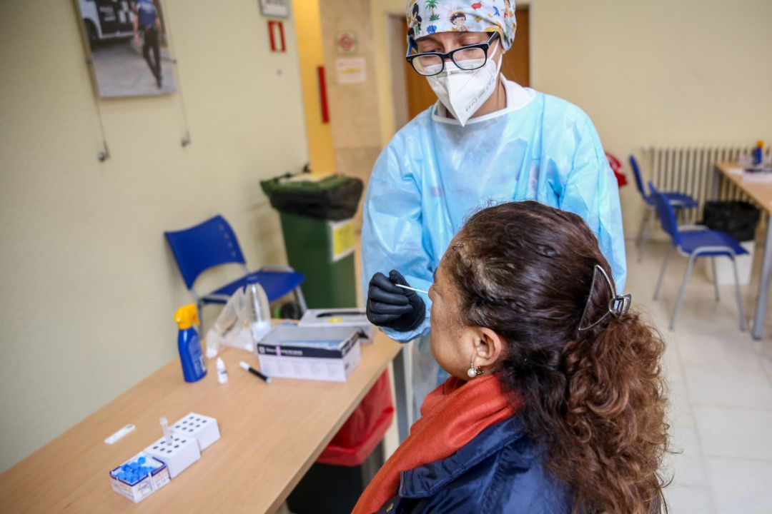 Una sanitaria realiza un test de antígenos a una mujer en un dispositivo organizado por la Comunidad de Madrid para la detección del COVID-19. Una sanitaria realiza un test de antígenos a una mujer en un dispositivo organizado por la Comunidad de Madrid para la detección del COVID-19.