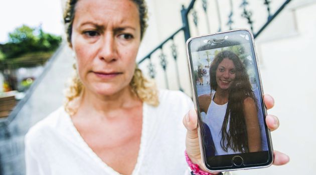 La madre de Diana Quer sostiene una foto de su hija La madre de Diana Quer sostiene una foto de su hija