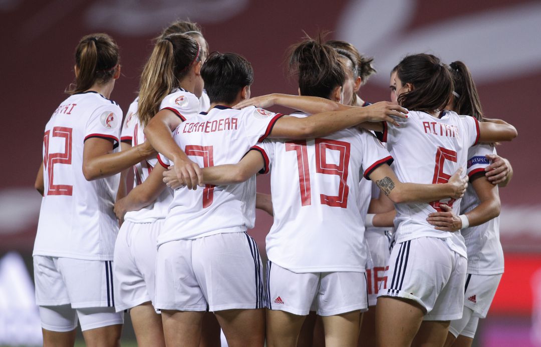 Selección española de fútbol femenino durante la UEFA Women's EURO 2022 en un partido entre España y la República Checa en el Estadio de La Cartuja, Sevilla, España. Selección española de fútbol femenino durante la UEFA Women's EURO 2022 en un partido entre España y la República Checa en el Estadio de La Cartuja, Sevilla, España.