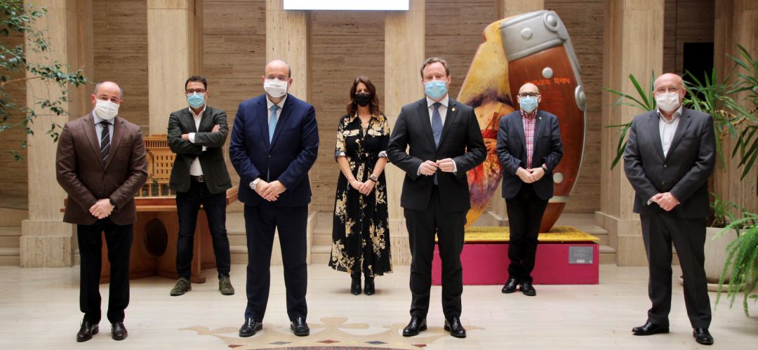 Foto de familia tras la reunión en el Ayuntamiento de Albacete Foto de familia tras la reunión en el Ayuntamiento de Albacete