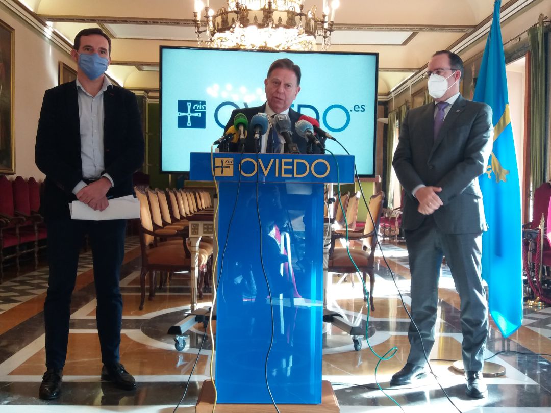 Alfredo Canteli, alcalde de Oviedo, compareciendo en la rueda de prensa flanqueado por el concejal de Economía, Javier Cuesta, y el concejal de Interior, Mario Arias. Alfredo Canteli, alcalde de Oviedo, compareciendo en la rueda de prensa flanqueado por el concejal de Economía, Javier Cuesta, y el concejal de Interior, Mario Arias.