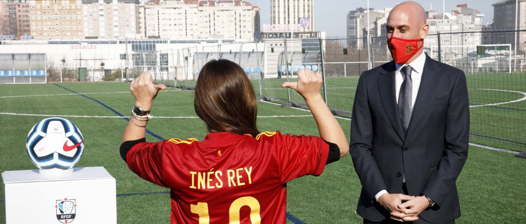 Inés Rey exhibe la camiseta de la selección española de fútbol con su nombre ante Luis Rubiales Inés Rey exhibe la camiseta de la selección española de fútbol con su nombre ante Luis Rubiales
