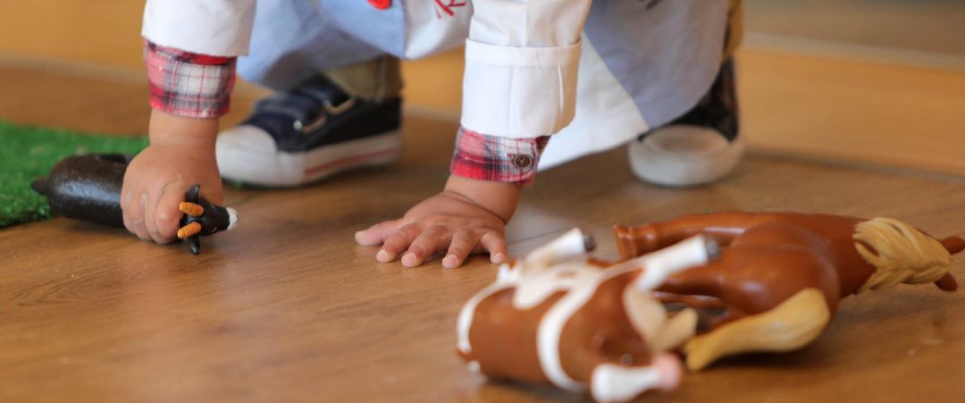 Un niño juega en una escuela infantil Un niño juega en una escuela infantil