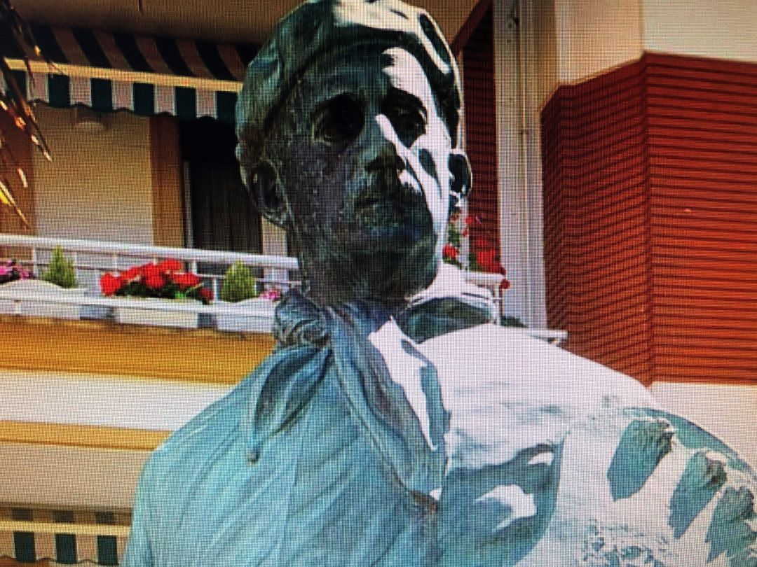 Imagen del busto en honor a Ignacio Zuloaga en Eibar , frente a la iglesia de San Andrés Imagen del busto en honor a Ignacio Zuloaga en Eibar , frente a la iglesia de San Andrés