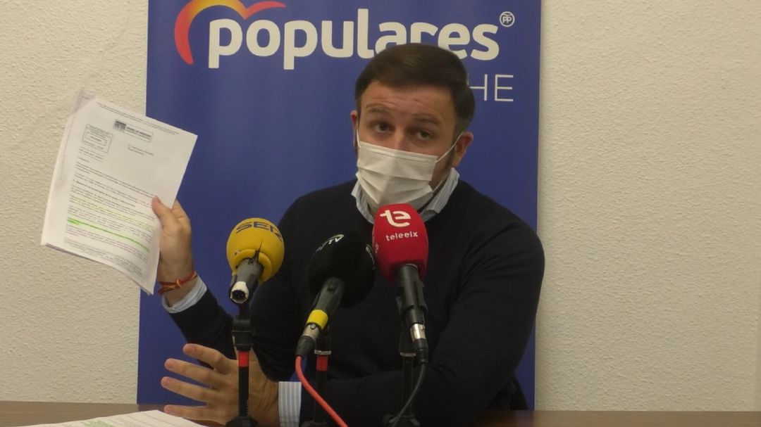 Pablo Ruz enseña el informe del Síndic de Greuges Pablo Ruz enseña el informe del Síndic de Greuges