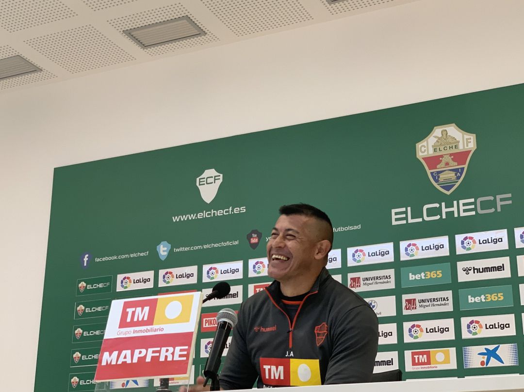Jorge Almirón sonríe en la Sala de Prensa del Elche Jorge Almirón sonríe en la Sala de Prensa del Elche