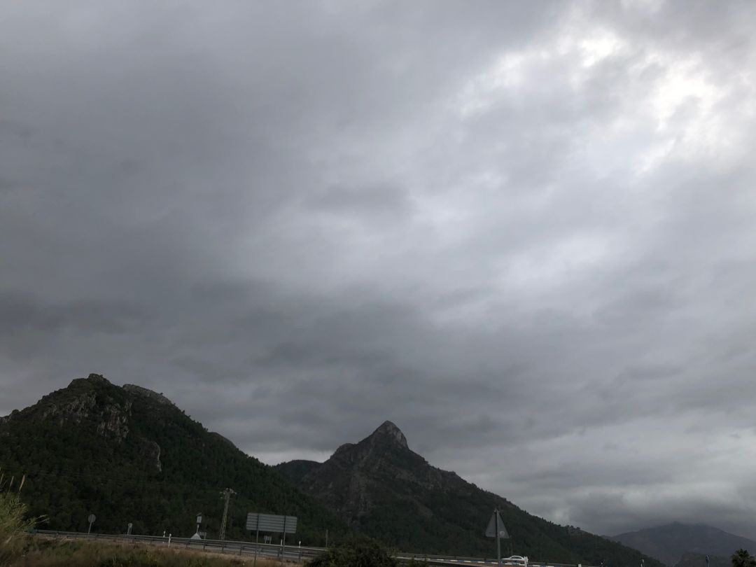 Nubes en la zona del Molló de la Creu de Gandia Nubes en la zona del Molló de la Creu de Gandia