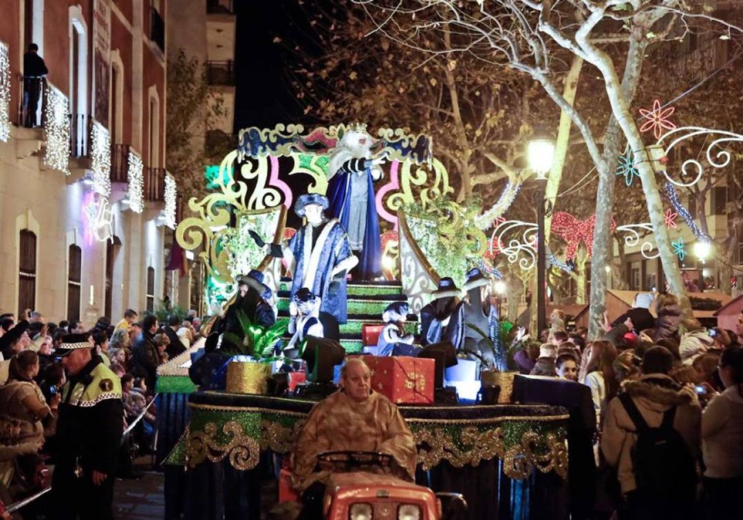 Tradicional Cabalgata de los Reyes Magos en Gandia Tradicional Cabalgata de los Reyes Magos en Gandia