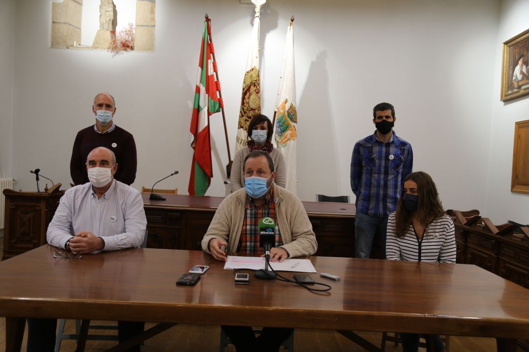 El alcalde de Hondarribia junto a su Equipo de Gobierno ha contestado a las criticas de la oposición. El alcalde de Hondarribia junto a su Equipo de Gobierno ha contestado a las criticas de la oposición.