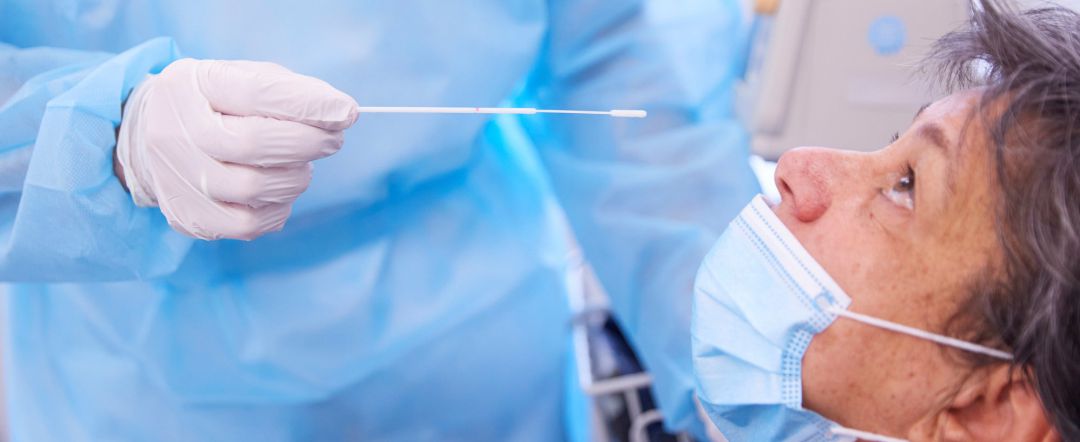 Una enfermera realiza una prueba PCR en un hospital. Una enfermera realiza una prueba PCR en un hospital.