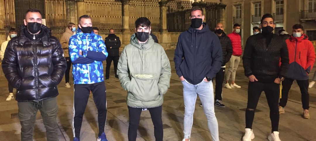 Capitanes del Real Jaén CF con el resto de la plantilla detrás en la plaza Santa María. Capitanes del Real Jaén CF con el resto de la plantilla detrás en la plaza Santa María.