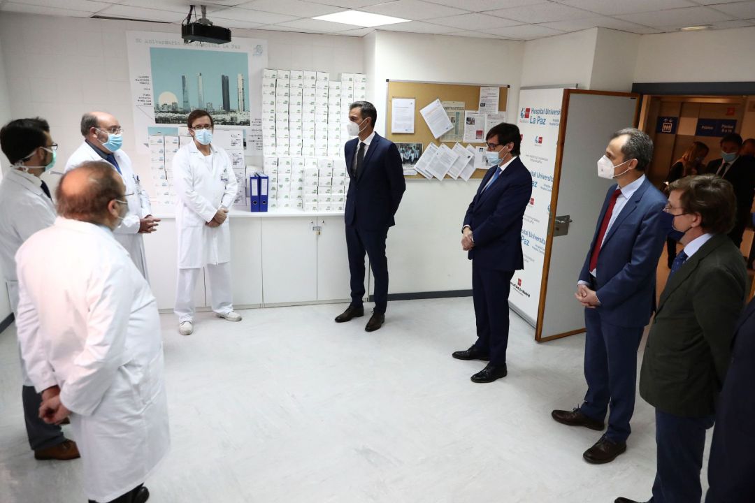 El presidente del Gobierno, Pedro Sánchez (4d), el ministro de Sanidad, Salvador Illa (3d), y el ministro de Ciencia, Pedro Duque (2d), y el alcalde de Madrid, José Luis Martínez-Almeida (d), visitan, este viernes, la Unidad Central de Investigación Clínica y Ensayos Clínicos del Hospital de La Paz, en Madrid. El presidente del Gobierno, Pedro Sánchez (4d), el ministro de Sanidad, Salvador Illa (3d), y el ministro de Ciencia, Pedro Duque (2d), y el alcalde de Madrid, José Luis Martínez-Almeida (d), visitan, este viernes, la Unidad Central de Investigación Clínica y Ensayos Clínicos del Hospital de La Paz, en Madrid.