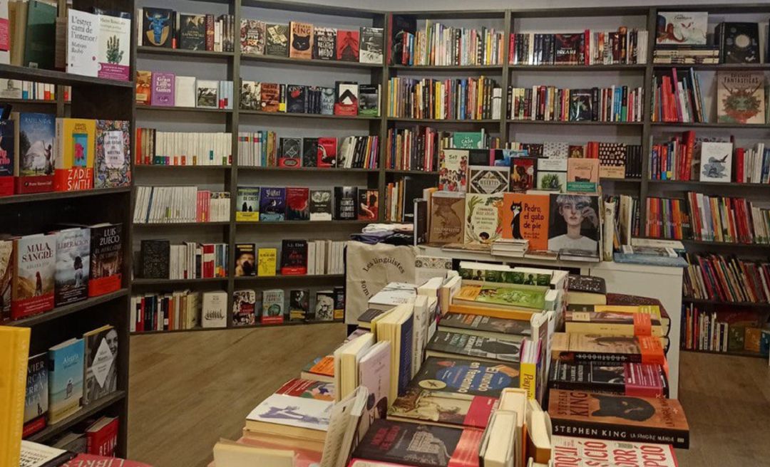 Librería ínusla Literària de Palma, regentada por Adrià. Librería ínusla Literària de Palma, regentada por Adrià.