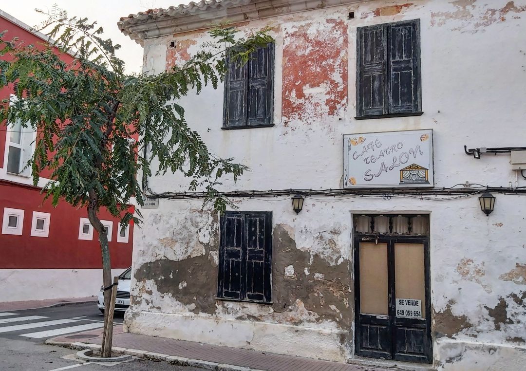 L'antic teatre acollirà en un futur les oficines de Cultura i un espai multifuncional. L'antic teatre acollirà en un futur les oficines de Cultura i un espai multifuncional.