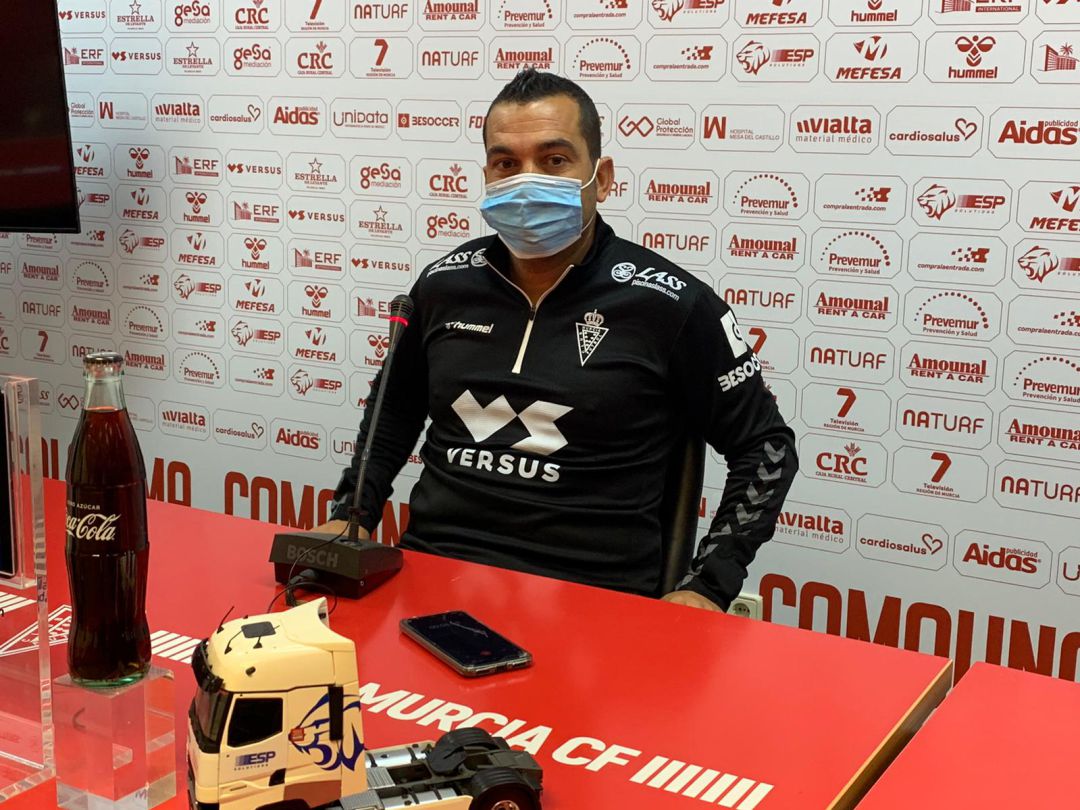 Adrián Hernández en la rueda de prensa previa al partido ante el Yeclano Deportivo Adrián Hernández en la rueda de prensa previa al partido ante el Yeclano Deportivo