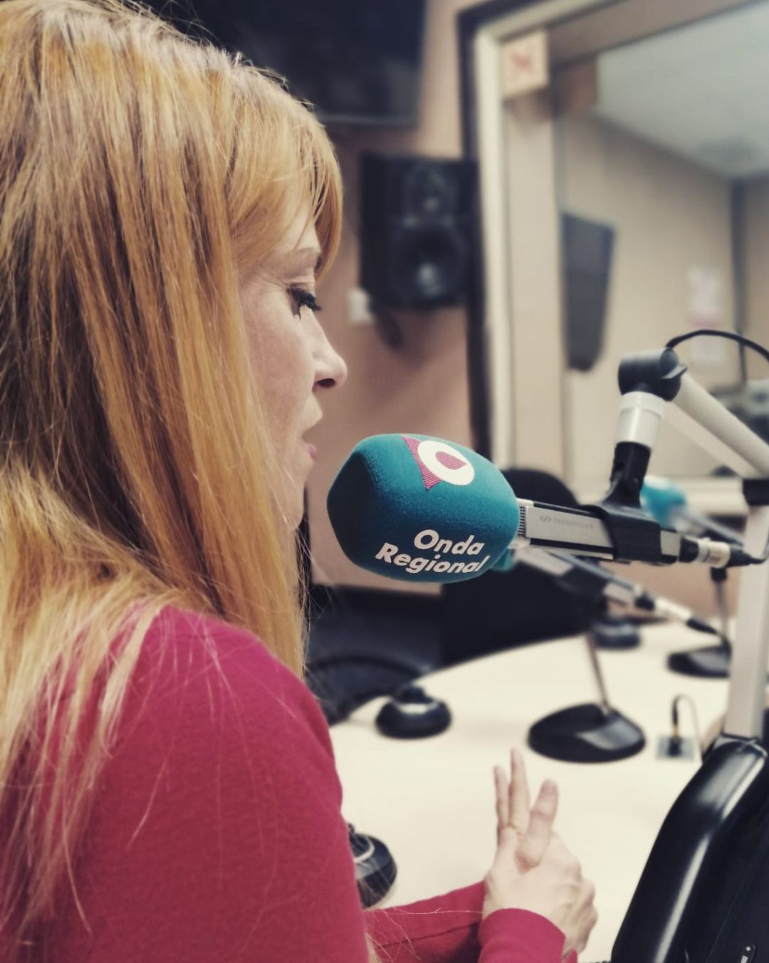 Lucía Hernández, Antena de Plata 2020 a la mejor profesional de Radio de la Región de Murcia, realiza el programa 'La Contraportada' en Onda Regional de Murcia Lucía Hernández, Antena de Plata 2020 a la mejor profesional de Radio de la Región de Murcia, realiza el programa 'La Contraportada' en Onda Regional de Murcia