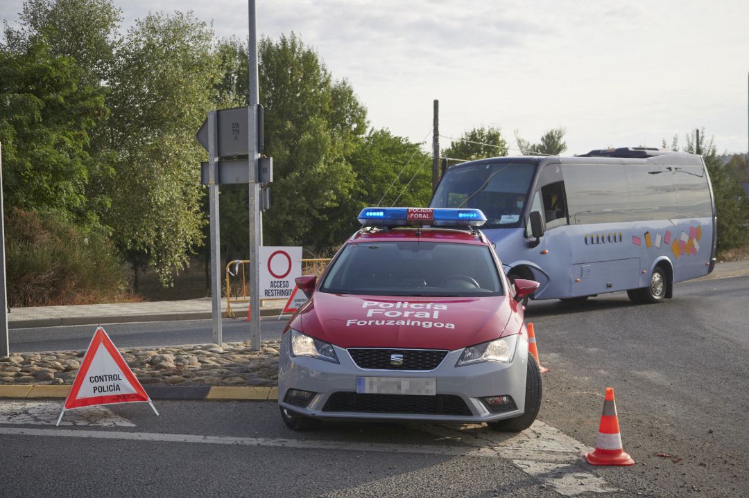 Un coche de policía foral vigila la carretera de entrada a la localidad de Peralta Un coche de policía foral vigila la carretera de entrada a la localidad de Peralta