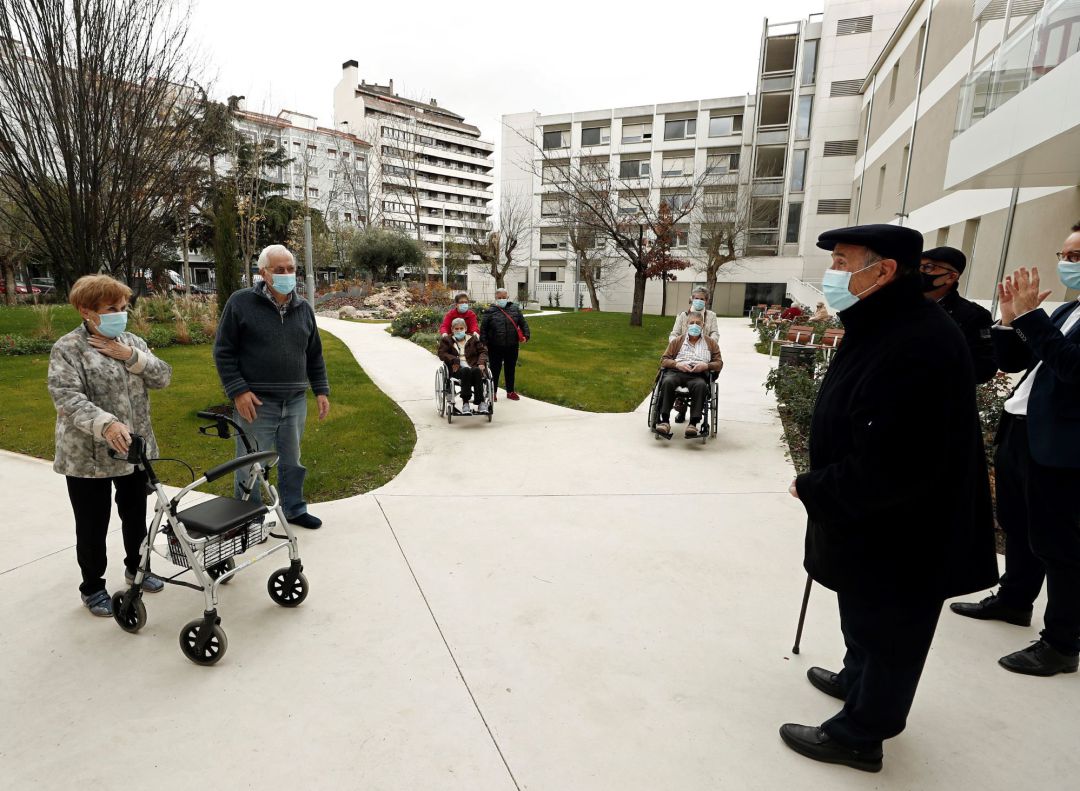 Las residencias de discapacidad y personas mayores de Navarra reciben ya las primeras visitas de familiares a usuarios de estos centros desde que el pasado 2 de octubre se prohibiera el acceso de visitantes para evitar contagios de covid-19 Las residencias de discapacidad y personas mayores de Navarra reciben ya las primeras visitas de familiares a usuarios de estos centros desde que el pasado 2 de octubre se prohibiera el acceso de visitantes para evitar contagios de covid-19