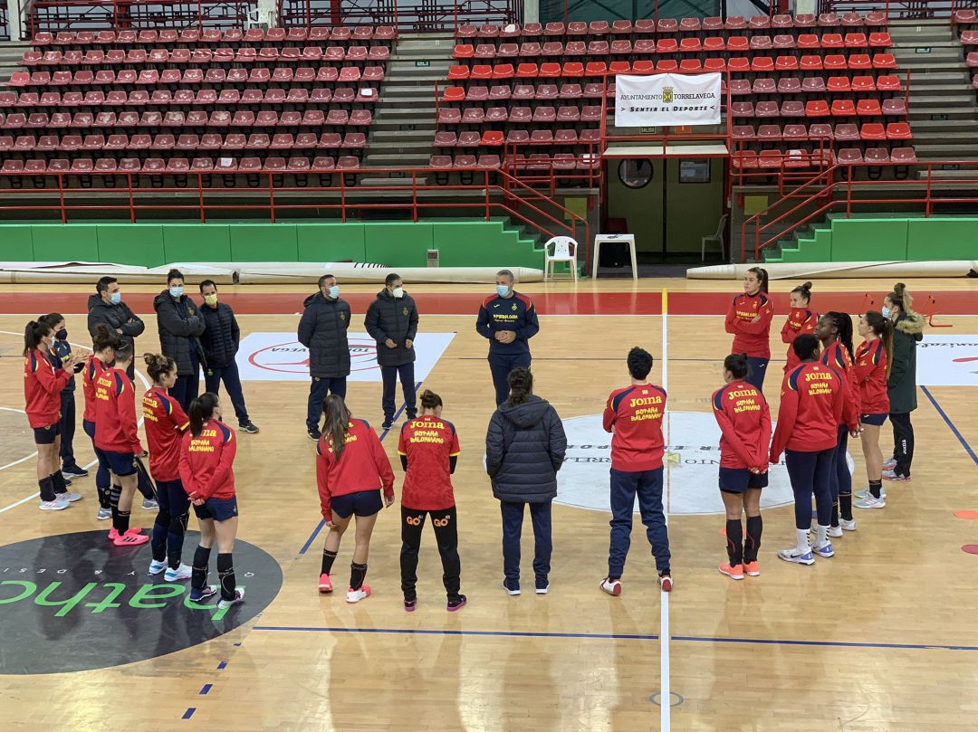 Las Guerreras durante un entrenamiento en el Vicente Trueba Las Guerreras durante un entrenamiento en el Vicente Trueba