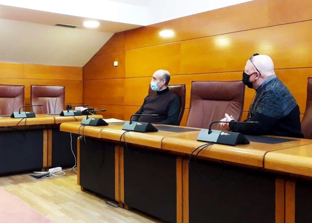 Representantes de establecimientos y repartidores de comida a domicilio y productos de primera necesidad de Cantabria, Javier Grifé y Juan Manuel Sainz.
Representantes de establecimientos y repartidores de comida a domicilio y productos de primera necesidad de Cantabria, Javier Grifé y Juan Manuel Sainz.