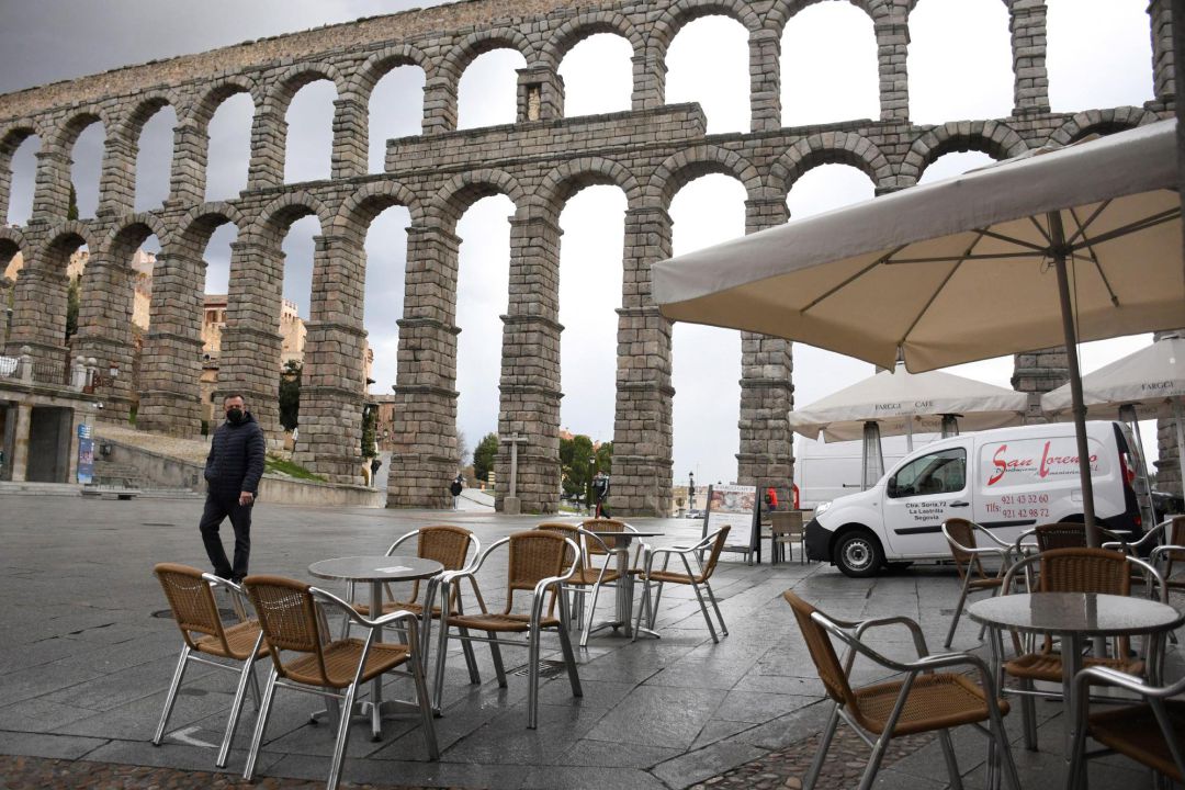 Las provincias de Segovia y Ávila estrenan este viernes el levantamiento de algunas medidas de restricción tras haber registrado mejores datos epidemiológicos que el resto de la comunidad, lo que les permite abrir la hostelería, centros comerciales y gimnasios después de tres semanas cerrados. Las provincias de Segovia y Ávila estrenan este viernes el levantamiento de algunas medidas de restricción tras haber registrado mejores datos epidemiológicos que el resto de la comunidad, lo que les permite abrir la hostelería, centros comerciales y gimnasios después de tres semanas cerrados.