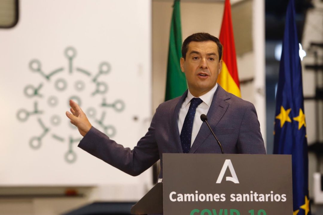 El presidente de la Junta de Andalucía, Juanma Moreno, en rueda de prensa en Málaga donde ha presentado camiones móviles para hacer cribados masivos por las provincias y que servirán para vacunar a los andaluces cuando exista la vacuna contra el COVID-19 El presidente de la Junta de Andalucía, Juanma Moreno, en rueda de prensa en Málaga donde ha presentado camiones móviles para hacer cribados masivos por las provincias y que servirán para vacunar a los andaluces cuando exista la vacuna contra el COVID-19
