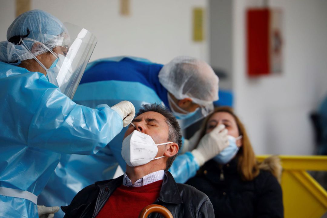 Personal sanitario realiza test de cribado masivo a la población de la localidad cordobesa de Montilla, hoy cuando Andalucía ha registrado 2.085 nuevos casos de covid-19 y 61 fallecidos desde ayer Personal sanitario realiza test de cribado masivo a la población de la localidad cordobesa de Montilla, hoy cuando Andalucía ha registrado 2.085 nuevos casos de covid-19 y 61 fallecidos desde ayer