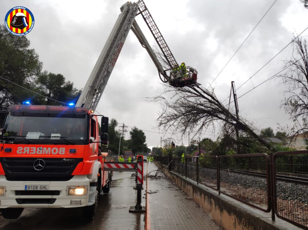 Los Bomberos del consorcio provincial de Valencia trabajan en retirar un árbol de las vías de la L2 de Metrovalencia. Los Bomberos del consorcio provincial de Valencia trabajan en retirar un árbol de las vías de la L2 de Metrovalencia.