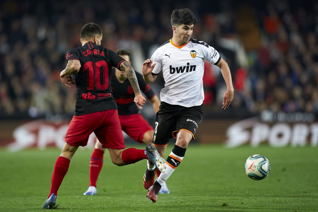 Carlos Soler y Ángel Correa durante el partido disputado en Mestalla la temporada Carlos Soler y Ángel Correa durante el partido disputado en Mestalla la temporada