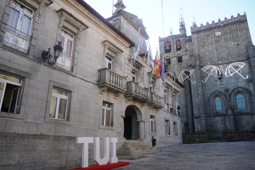 Entrada principal del Concello de Tui con la decoración navideña. Entrada principal del Concello de Tui con la decoración navideña.