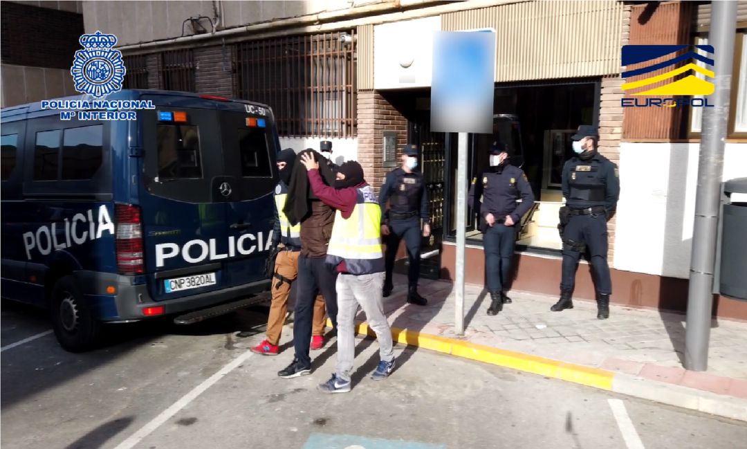 Momento de la detención del presunto yihadista en su domicilio de la calle Alemania de Fuenlabrada. Momento de la detención del presunto yihadista en su domicilio de la calle Alemania de Fuenlabrada.