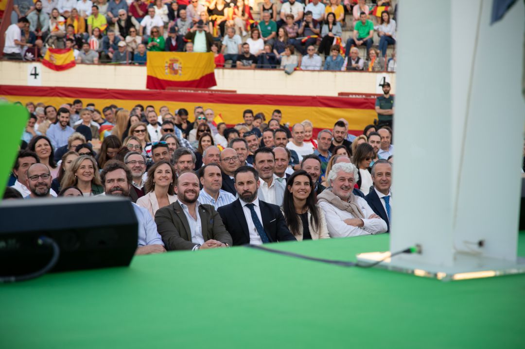 Antonio Corrales entre Santiago Abascal e Iván Espinosa de los Monteros o Rocío Monasterio durante un mitín de la formación en la Plaza de Toros del municipio. Antonio Corrales entre Santiago Abascal e Iván Espinosa de los Monteros o Rocío Monasterio durante un mitín de la formación en la Plaza de Toros del municipio.