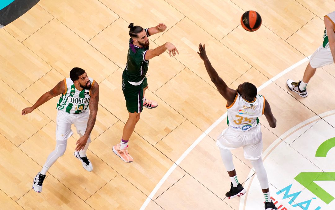Francis Alonso intenta un triple en la Copa de Andalucía contra el Betis Francis Alonso intenta un triple en la Copa de Andalucía contra el Betis