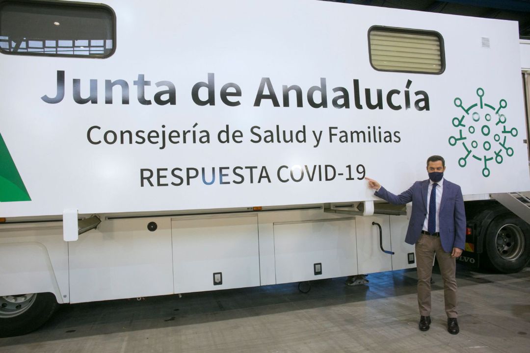 El presidente de la Junta de Andalucía, Juanma Moreno, durante la presentación de los camiones que recorrerán Andalucía para hacer cribados de covid-19, hoy en Málaga El presidente de la Junta de Andalucía, Juanma Moreno, durante la presentación de los camiones que recorrerán Andalucía para hacer cribados de covid-19, hoy en Málaga