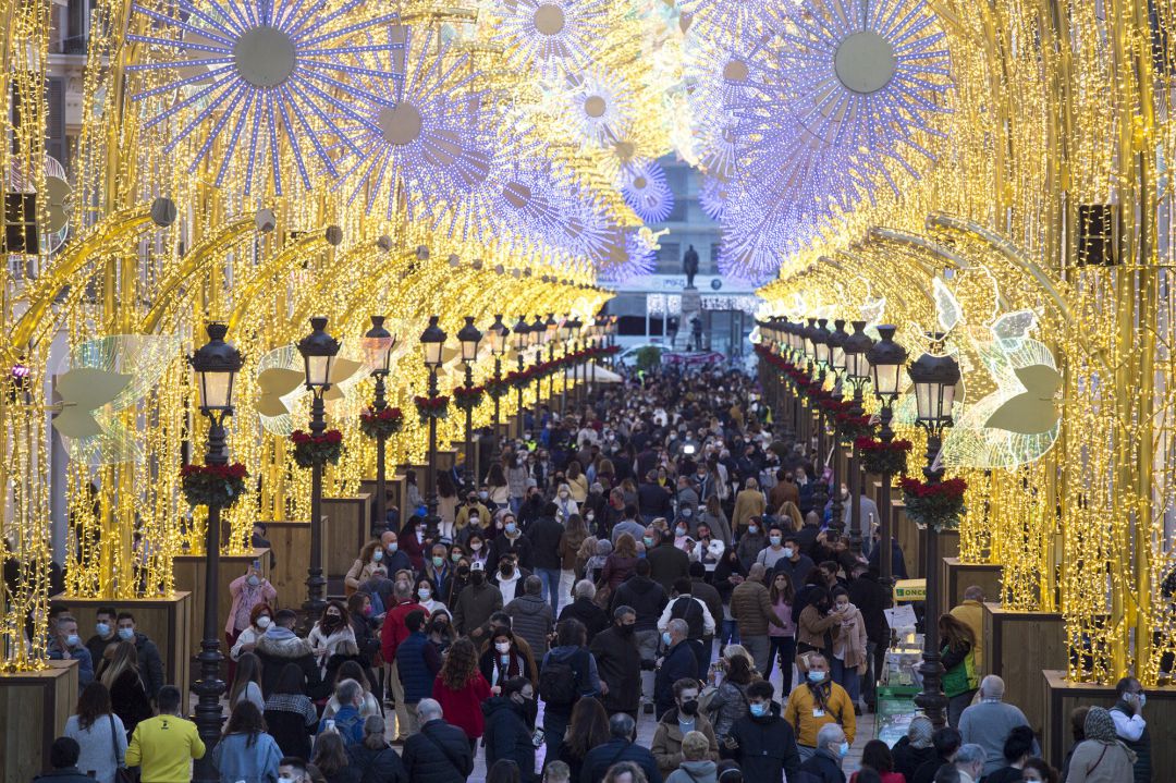 Varios ciudadanos pasean por la calle Larios en el día del estreno de las luces Varios ciudadanos pasean por la calle Larios en el día del estreno de las luces