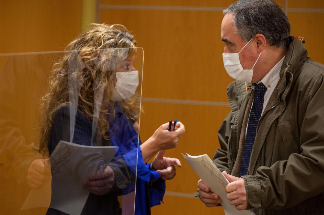 Gotzone Sagardui conversa con el viceconsejero de Salud Pública, Iñaki Berraondo, Gotzone Sagardui conversa con el viceconsejero de Salud Pública, Iñaki Berraondo,