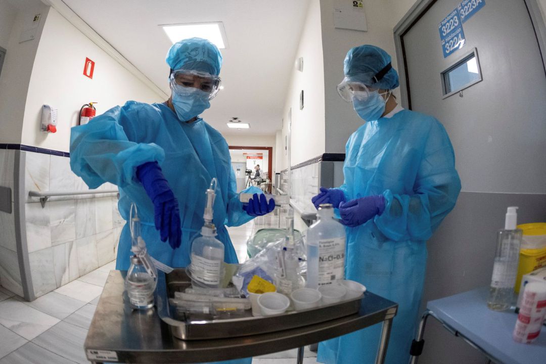 Personal sanitario trabaja en una planta del madrileño hospital Gregorio Marañón Personal sanitario trabaja en una planta del madrileño hospital Gregorio Marañón