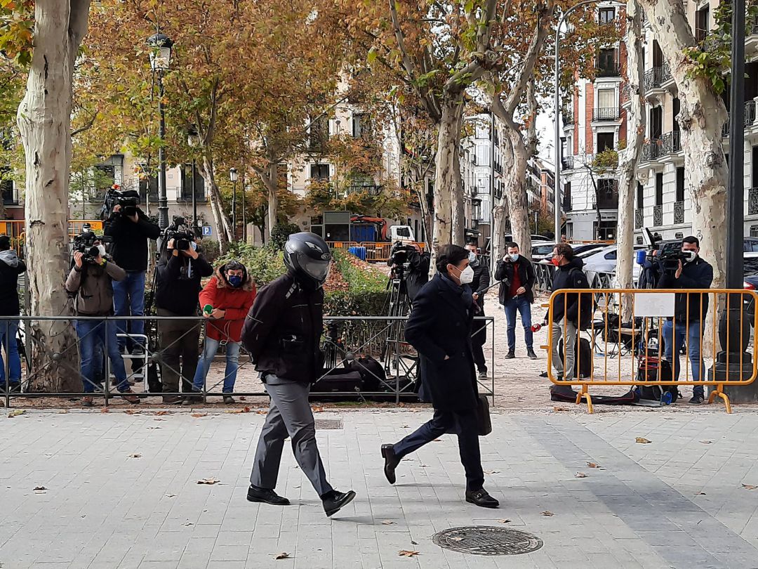 Sergio Ríos (Con casco), el que fue chófer del extesorero del PP, Luis Bárcenas, llega a la Audiencia Nacional acompañado por su abogado. Sergio Ríos (Con casco), el que fue chófer del extesorero del PP, Luis Bárcenas, llega a la Audiencia Nacional acompañado por su abogado.