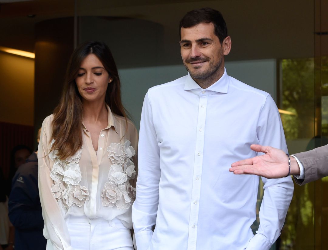 Casillas, el 6 de mayo de 2019, saliendo del hospital cinco días después de sufrir el infarto, junto a su mujer, Sara Carbonero Casillas, el 6 de mayo de 2019, saliendo del hospital cinco días después de sufrir el infarto, junto a su mujer, Sara Carbonero
