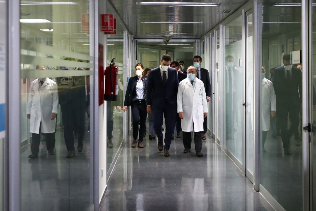 El presidente del Gobierno, Pedro Sánchez (i), pasea por los pasillos de la Unidad Central de Investigación Clínica y Ensayos Clínicos del Hospital La Paz, en Madrid El presidente del Gobierno, Pedro Sánchez (i), pasea por los pasillos de la Unidad Central de Investigación Clínica y Ensayos Clínicos del Hospital La Paz, en Madrid
