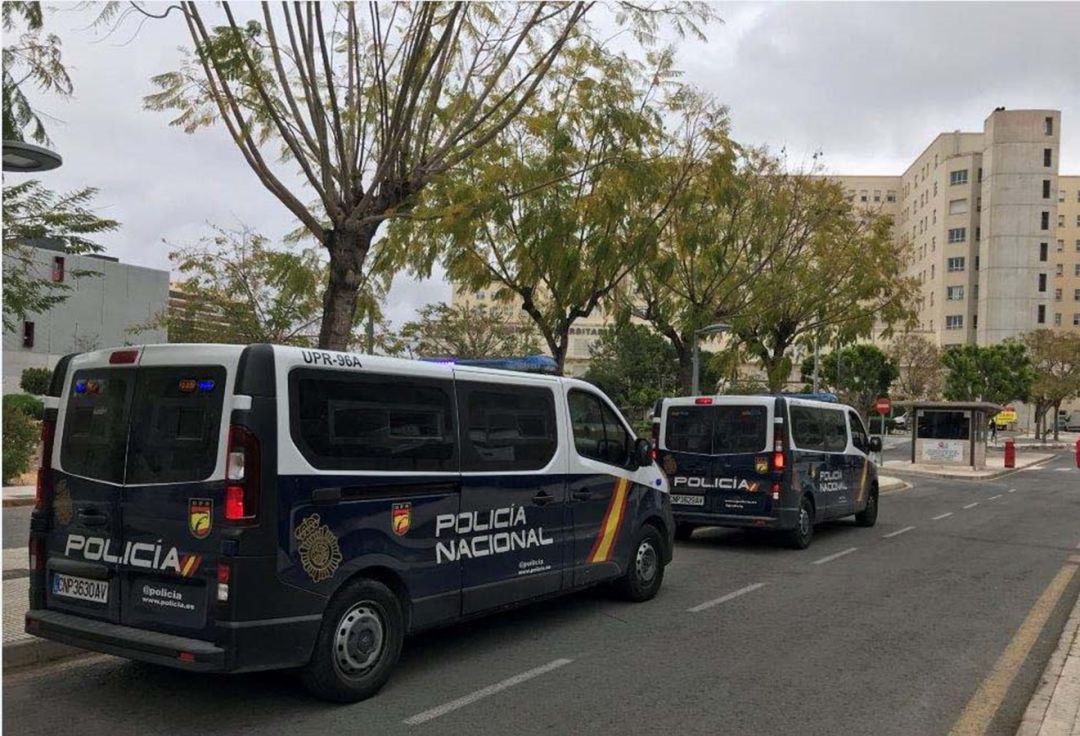 Dos furgones de la Policía Nacional en el Hospital General de Alicante Dos furgones de la Policía Nacional en el Hospital General de Alicante