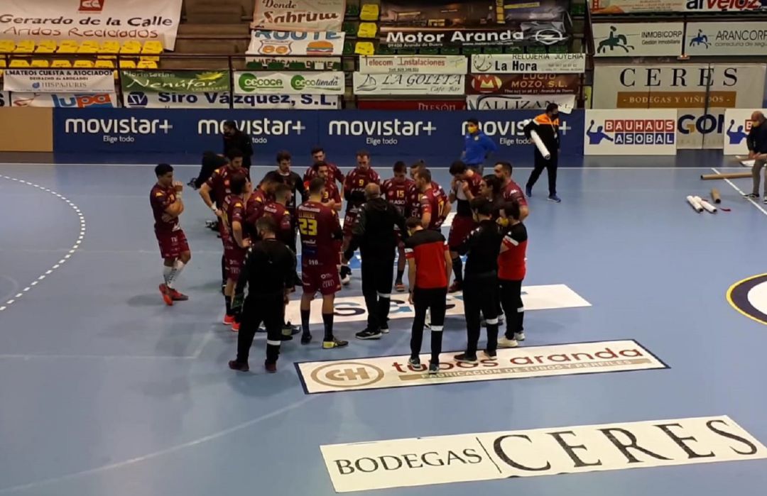 Plantilla y cuerpo técnico durante la charla posterior al encuentro en la misma cancha del Príncipe de Asturias. Plantilla y cuerpo técnico durante la charla posterior al encuentro en la misma cancha del Príncipe de Asturias.