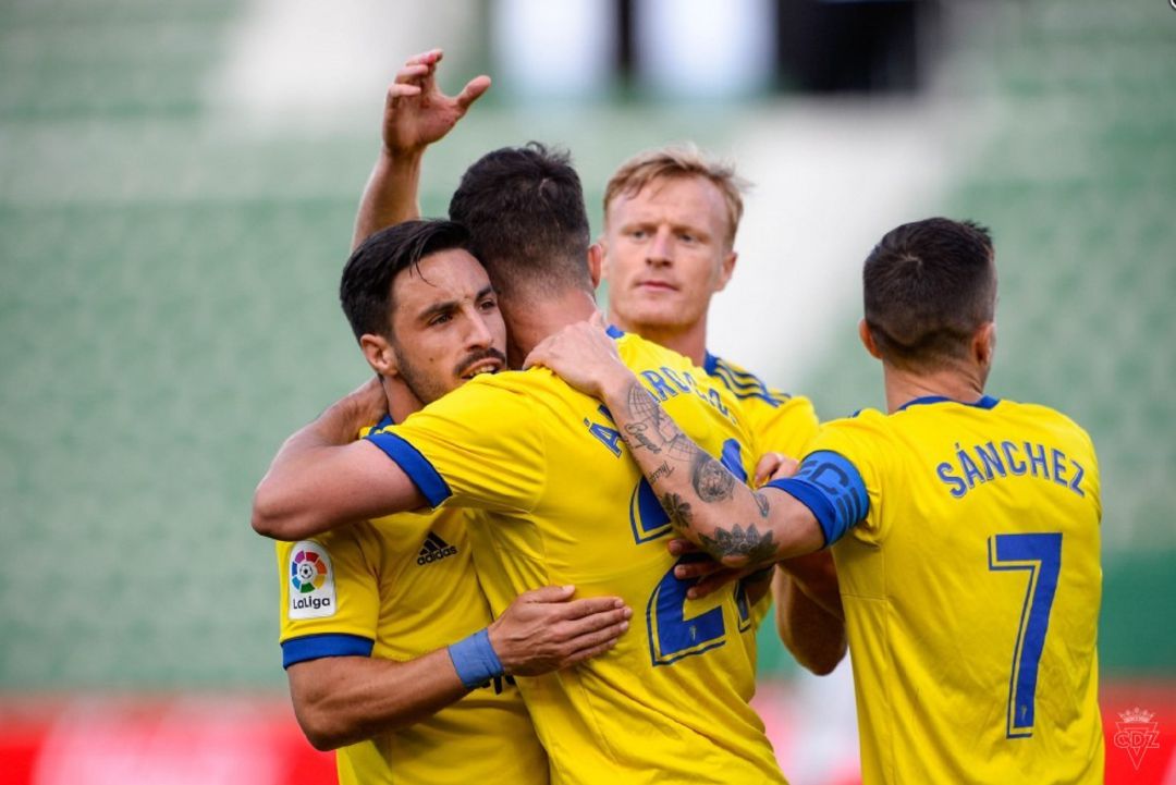 Los jugadores del Cádiz celebran el tanto de Álvaro Giménez Los jugadores del Cádiz celebran el tanto de Álvaro Giménez