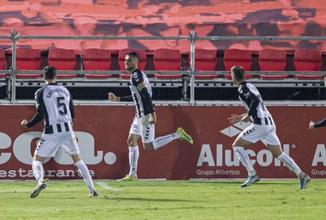 Cubillas celebra el gol marcado en Anduva Cubillas celebra el gol marcado en Anduva