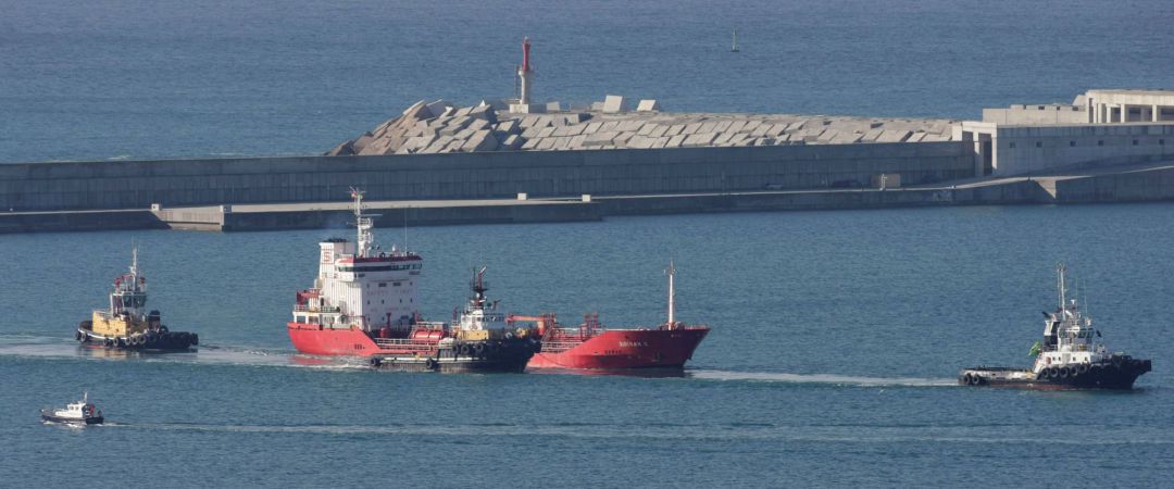 El buque quimiquero 'Sukran C', es remolcado al Puerto Exterior de Punta Langosteira, en el concello coruñés de Arteixo, tras haber sufrido una avería en su máquina que lo dejó a la deriva varias millas al norte de la costa de Galicia. El buque quimiquero 'Sukran C', es remolcado al Puerto Exterior de Punta Langosteira, en el concello coruñés de Arteixo, tras haber sufrido una avería en su máquina que lo dejó a la deriva varias millas al norte de la costa de Galicia.
