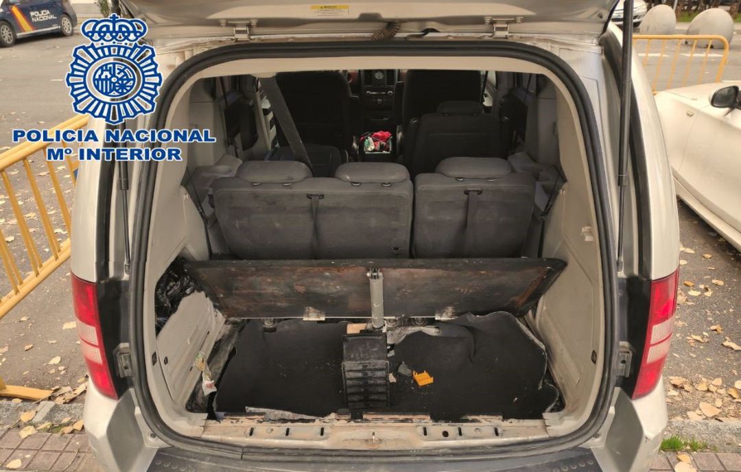 Agentes de la Policía Nacional detienen en Usera a un hombre con 20 kilos de marihuana en su vehículo
Agentes de la Policía Nacional detienen en Usera a un hombre con 20 kilos de marihuana en su vehículo