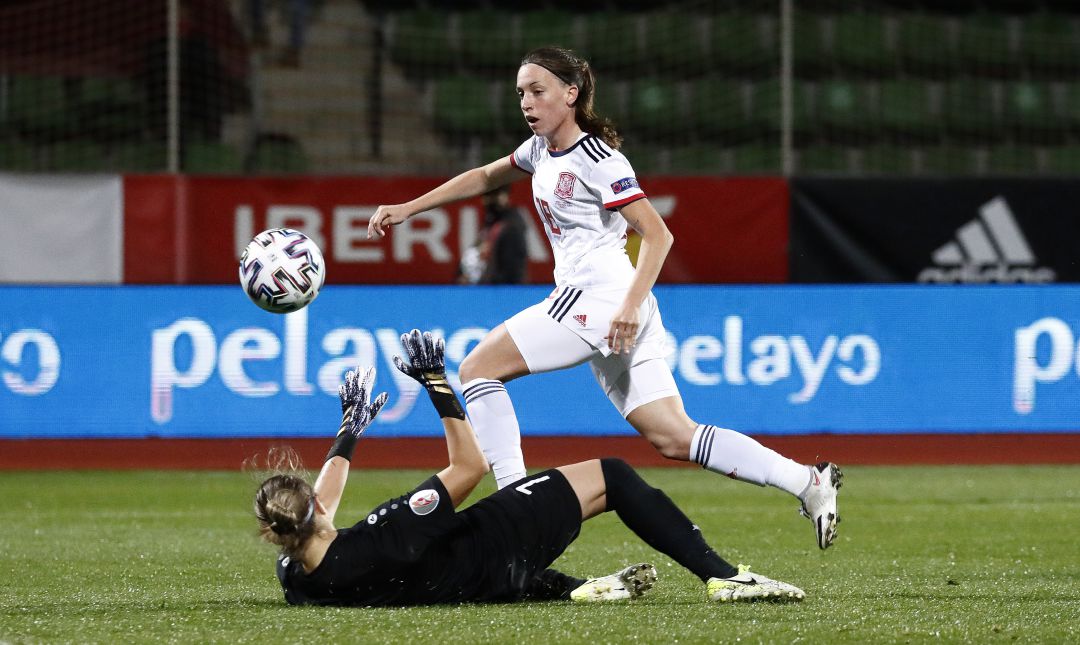 Eva Navarro picando el balón en la jugada de su primer gol con España Eva Navarro picando el balón en la jugada de su primer gol con España