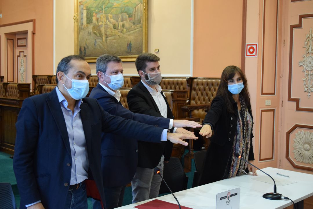 En la imagen José Antonio Santano y Miguel Angel Páez (PSE) junto con David Soto y Miren Etxebeste tras la firma del acuerdo
En la imagen José Antonio Santano y Miguel Angel Páez (PSE) junto con David Soto y Miren Etxebeste tras la firma del acuerdo